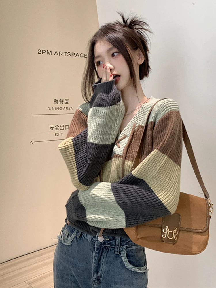 

Korean version of the fashion loose casual autumn and winter stripes hit the color system knit sweater female V-neck short tops