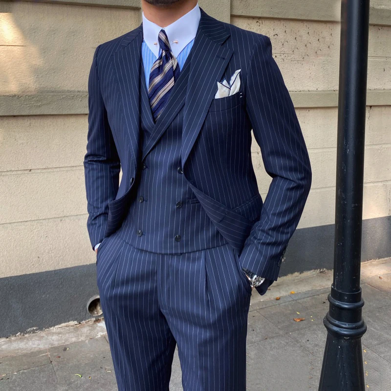 Костюм облегающий мужской из трех предметов смокинги деловые темно-синие жакеты