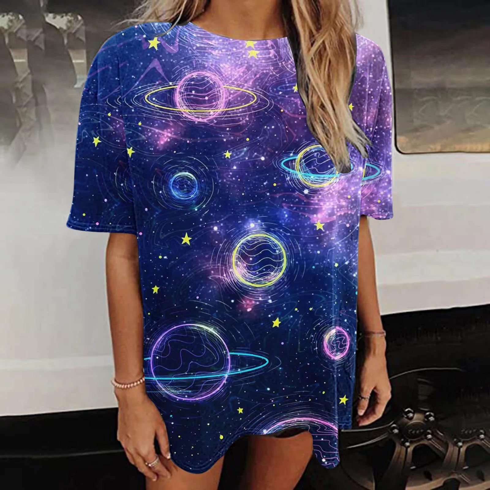 

Женская блузка с коротким рукавом, круглым вырезом и цветочным принтом