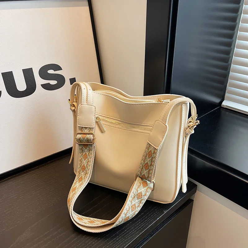 

Женская сумка с высокой текстурой, новая модная и универсальная сумка через плечо с широким ремешком, вместительная маленькая квадратная сумка на одно плечо