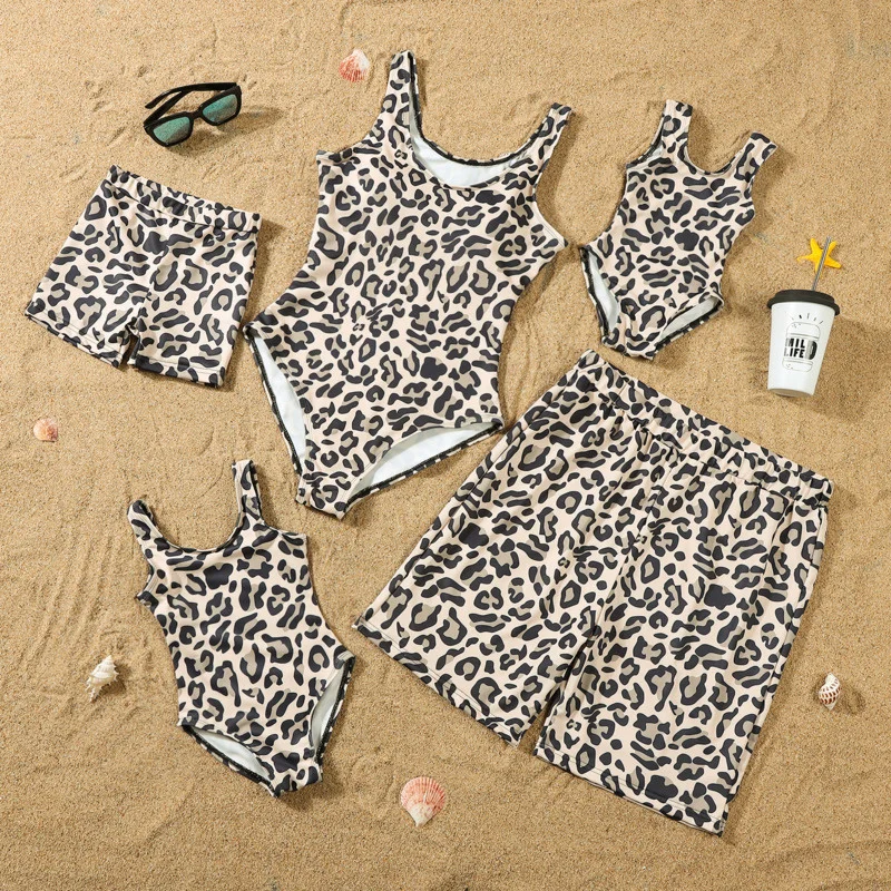 

Женский леопардовый купальник с чашками пуш-ап и шортами