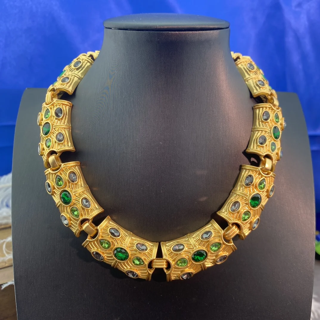 

Благородное ожерелье средневековой инкрустированное туманом