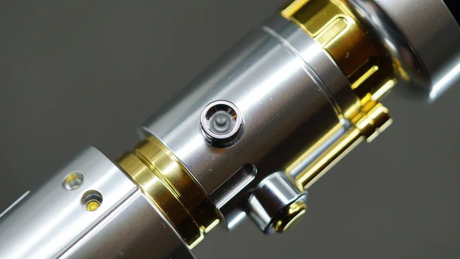 Рисунок 3 - Лазерный меч с серебряной или красной