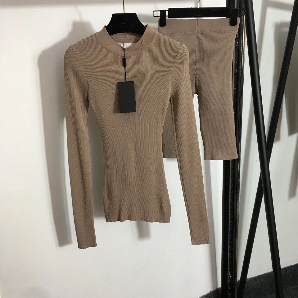 

High Quality Luxury Autumn Womens Metal Letter High Stretch Long-sleeved Knitted Bottoming Shirt+Five-point Leggings 2pcs Set