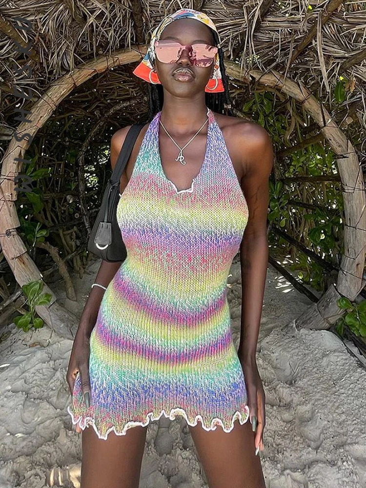 

Женское мини-платье с лямкой на шее, открытой спиной и принтом в полоску