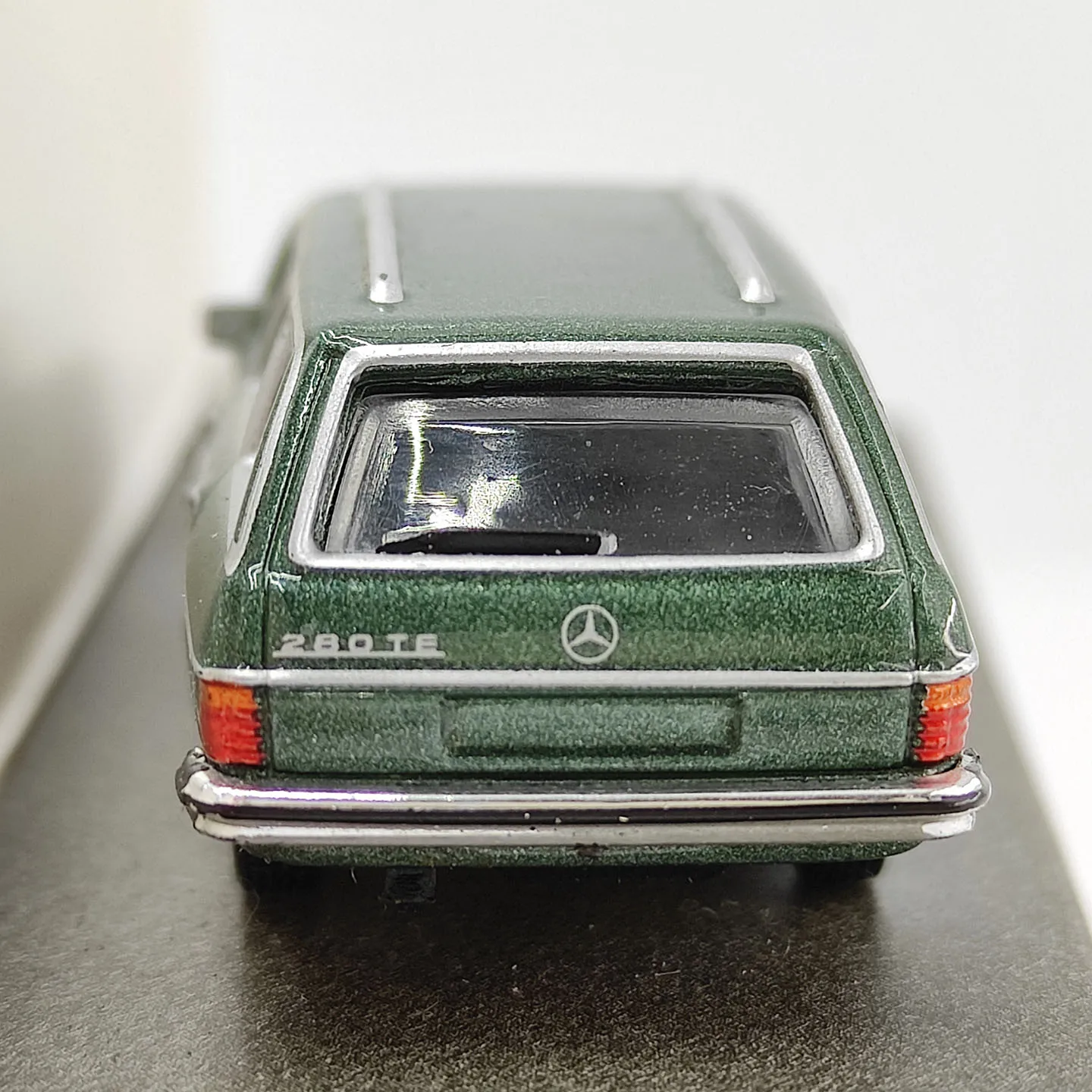 Фото Модель автомобиля Mercedes-Benz 280TE из литого металла, масштаб 1:87, зеленый цвет, бренд SCHUCO №4
