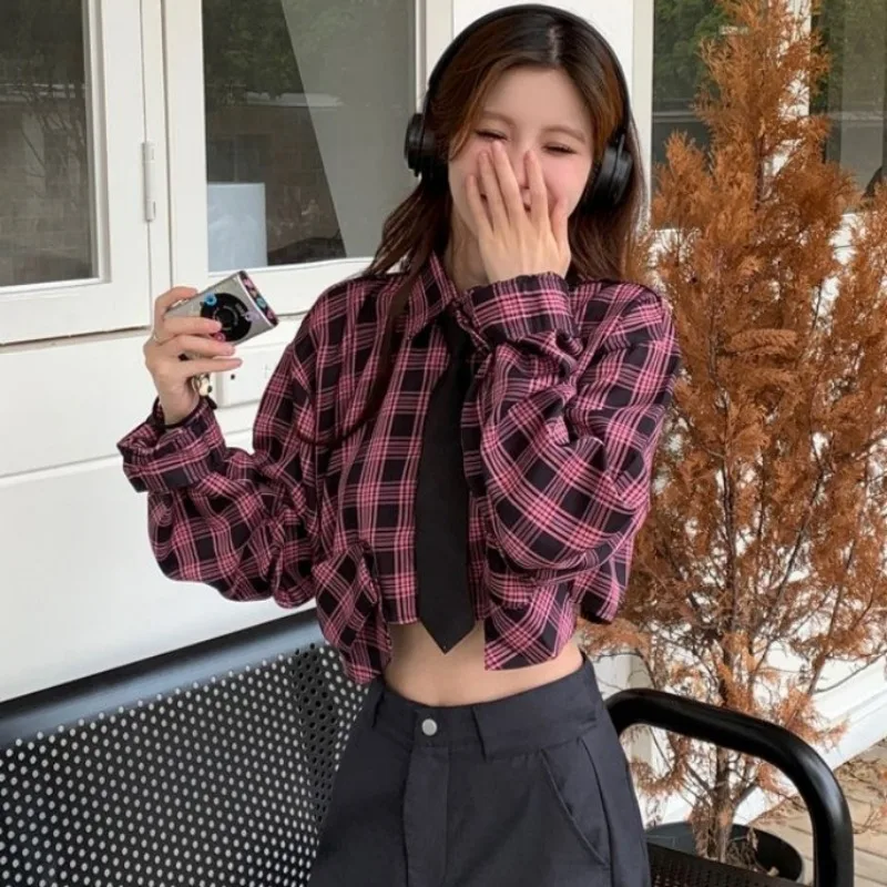 Женская короткая рубашка в клетку свободная стильная розового цвета с длинным