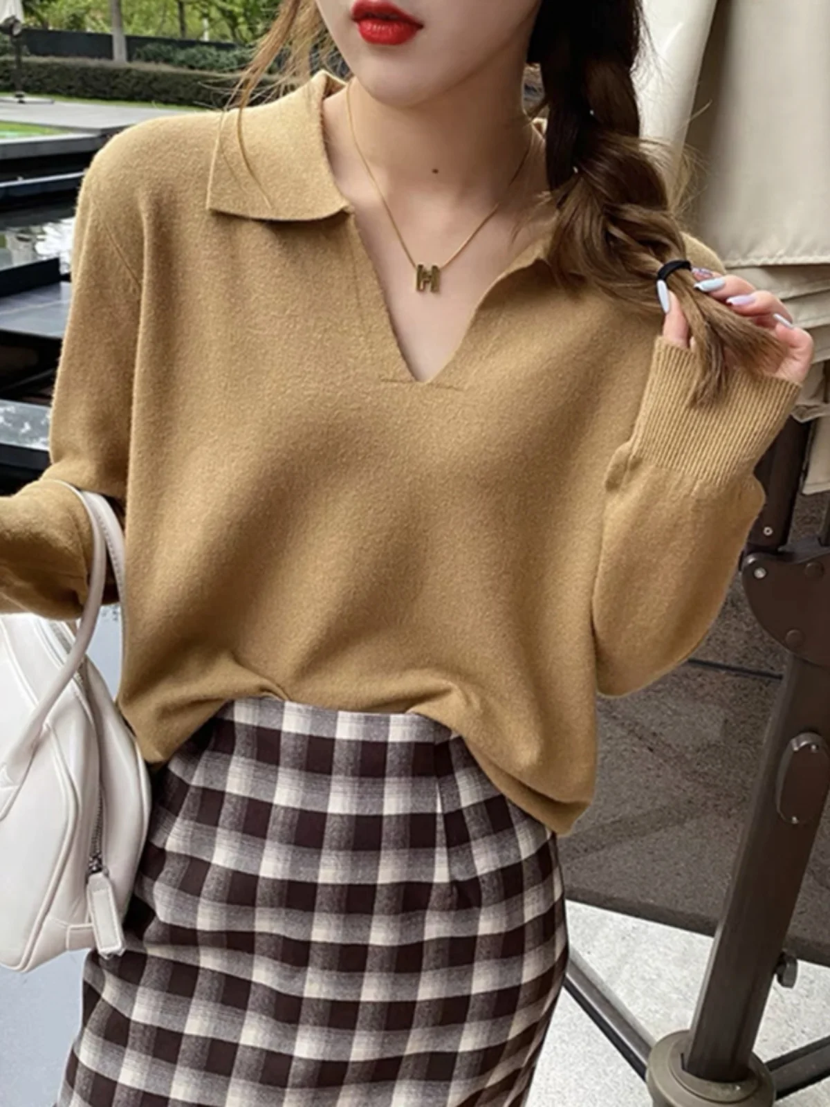 Женский пуловер с воротником-стойкой