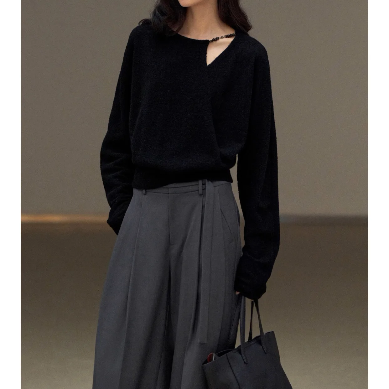 UMI MAO Асимметричный топ со сложенной пряжкой-цепочкой из черного агата и