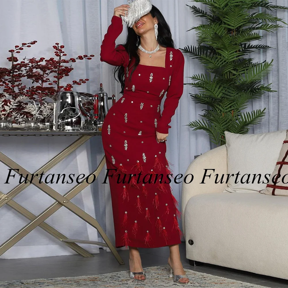 Бордовое вечернее платье с квадратным вырезом и длинными рукавами кристаллами