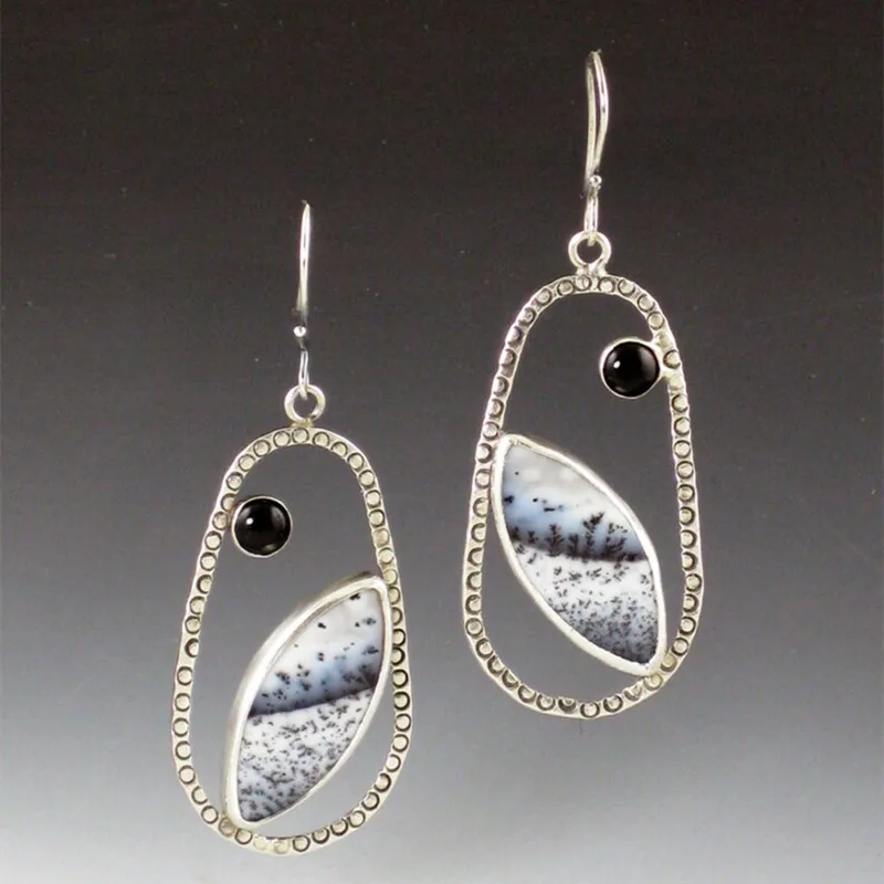 

TheNewProductIsExquisiteHigh-endAtmosphericHollowedOut and Inlaid withBlack Gem Earringswhich Adds Women's Temperament and Charm