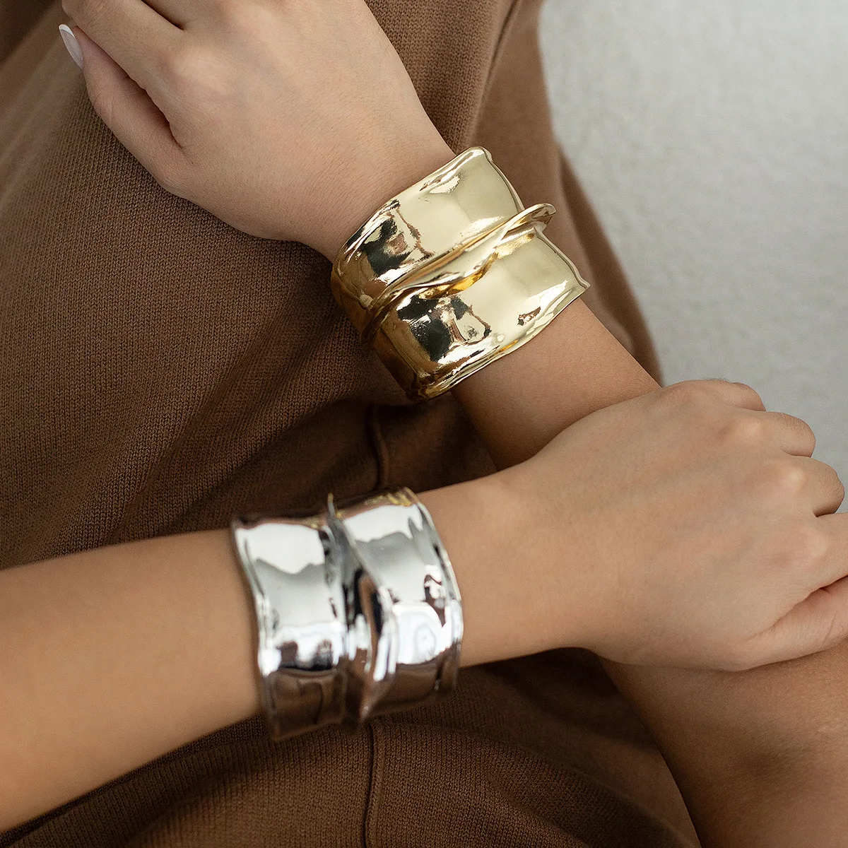 Многослойный металлический браслет в форме асимметричной юбки