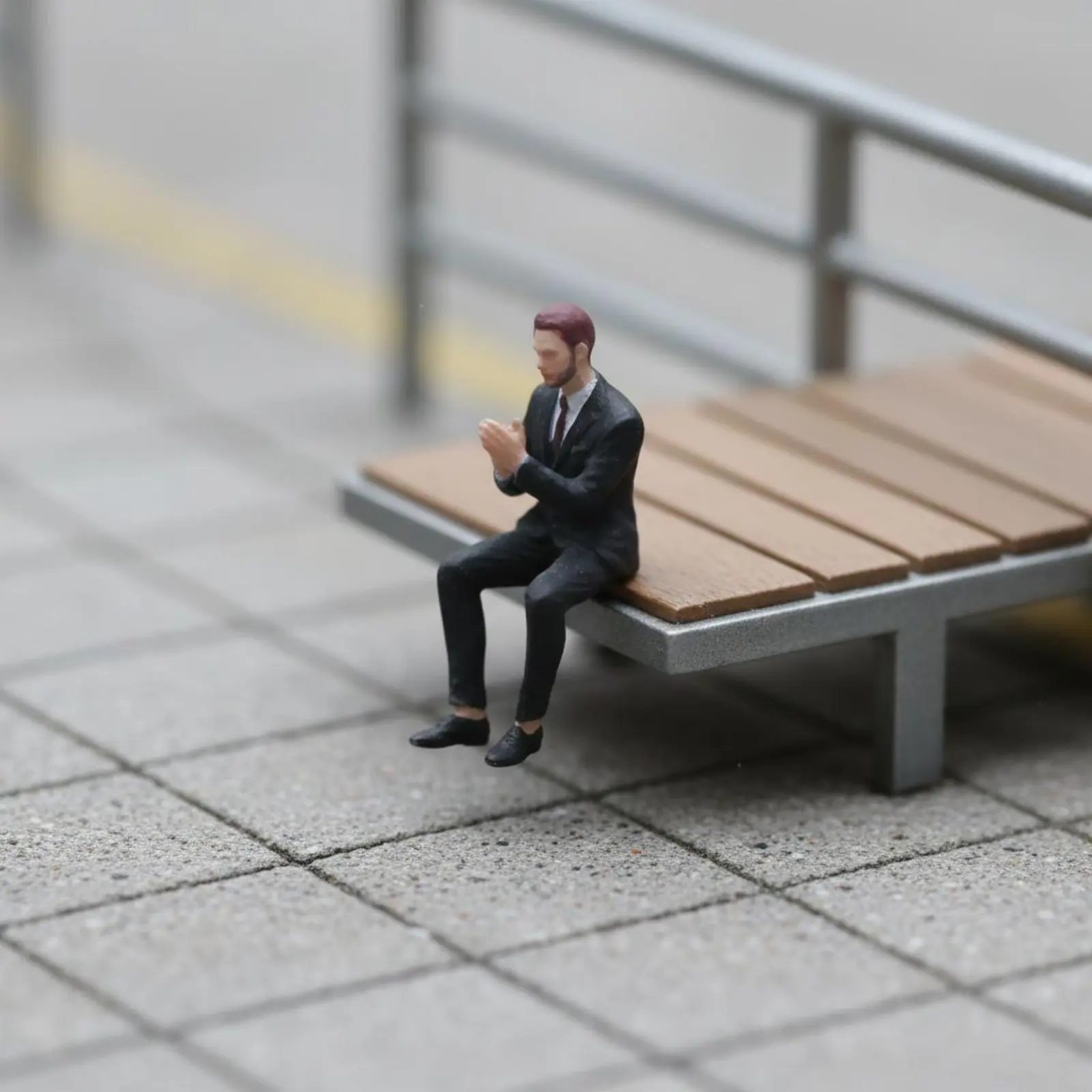 Фото Фигурка сидящего мужчины в масштабе 1:64, трехмерная миниатюрная фигурка в костюме, аксессуар для миниатюрных сцен, реалистичные детали. №2