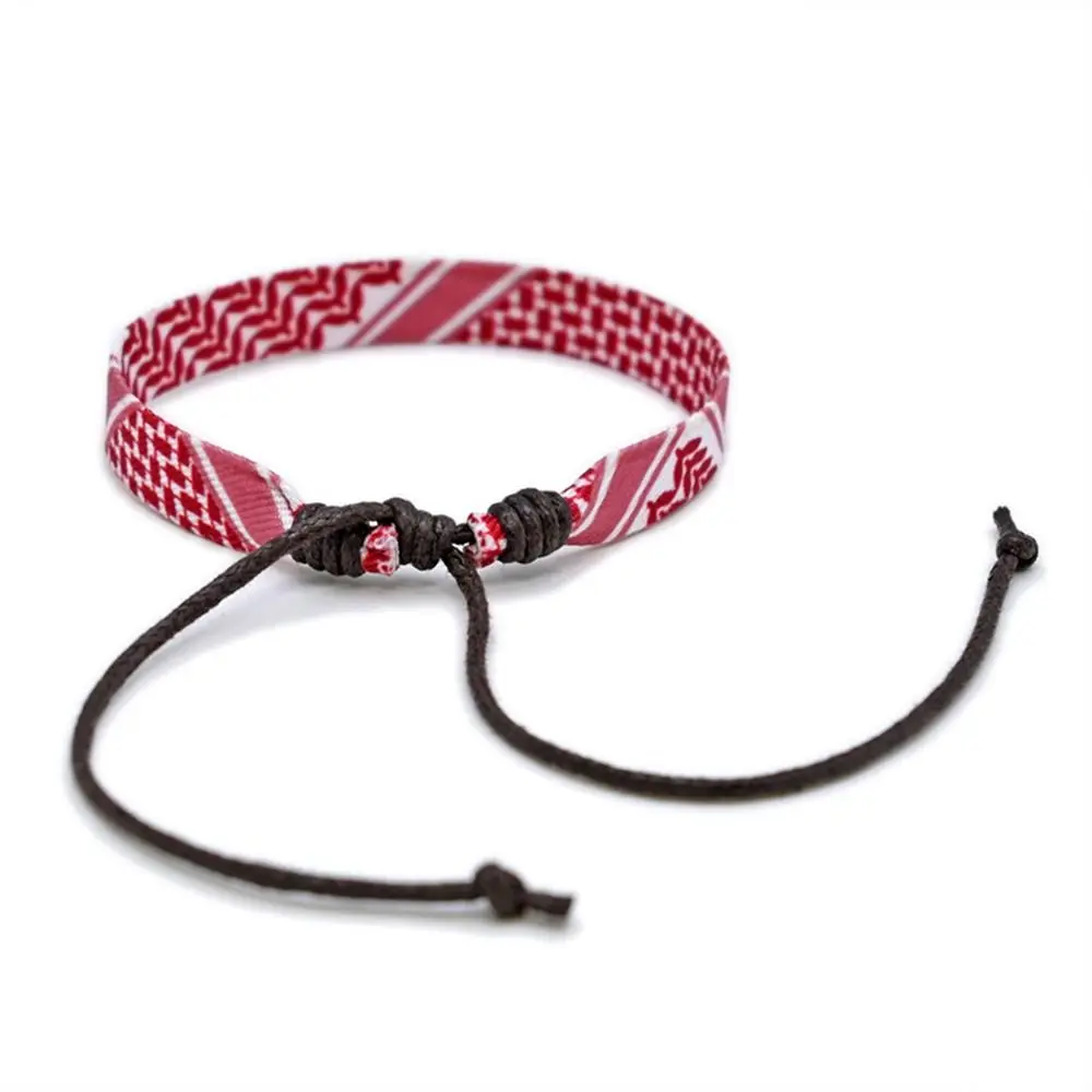 Разноцветные плетеные браслеты