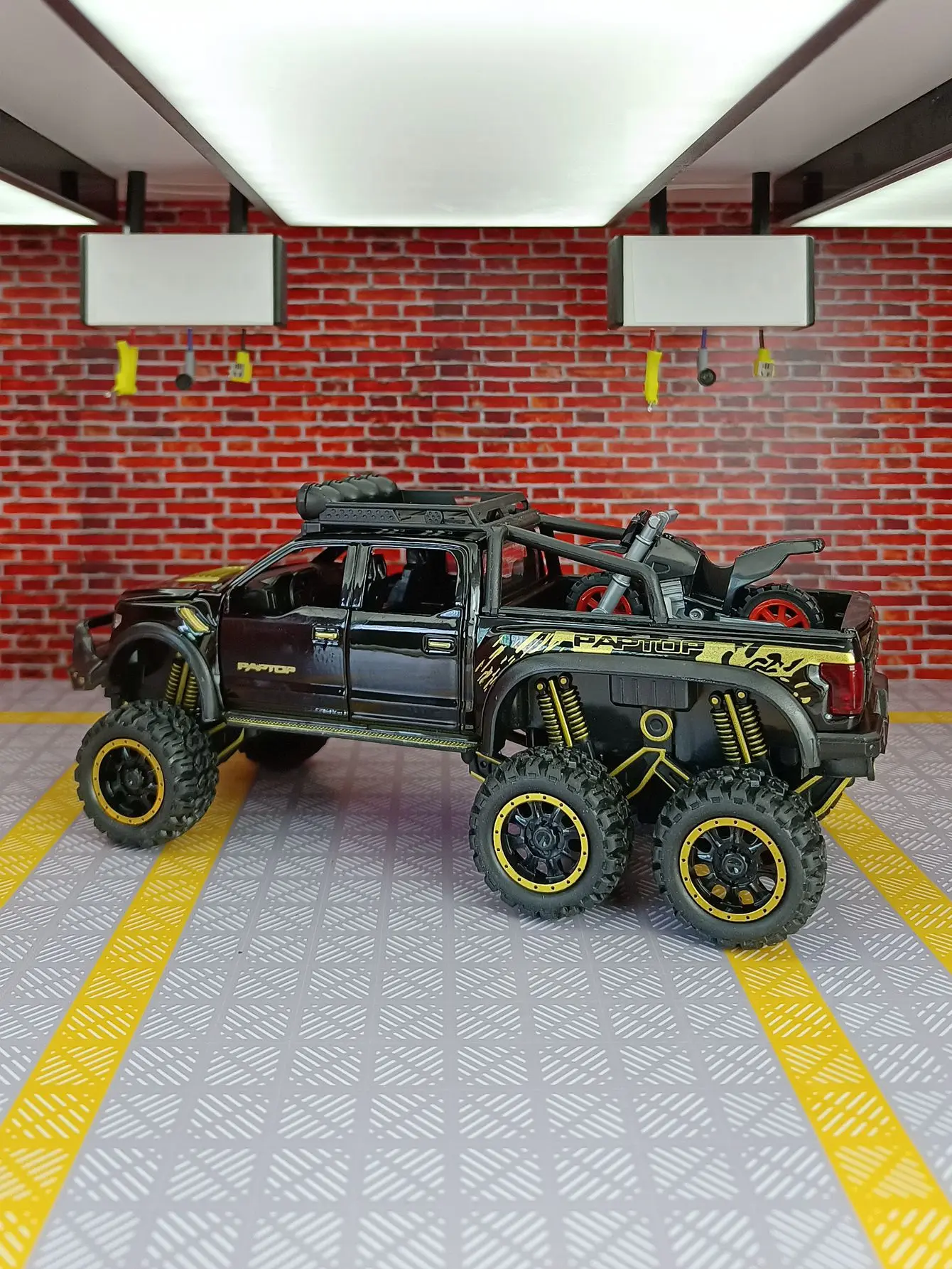 Фото Модель автомобиля Ford Raptor 1:24 с функцией имитации, версия с мотоциклом, из сплава, с открывающимися дверями и капотом, со звуковыми и световыми эффектами, в комплекте с подарками. №1