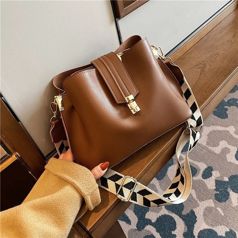

Plaid Wide Shoulder Strap Buckle Temperament Bucket Large Capacity Soft Leather Feel Crossbody Big Bags for Women 2022 Luxury