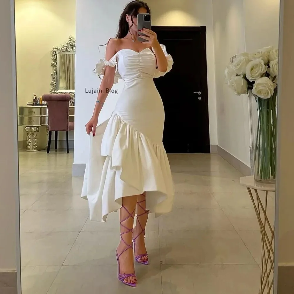 

Женское атласное платье до середины икры, с открытыми плечами