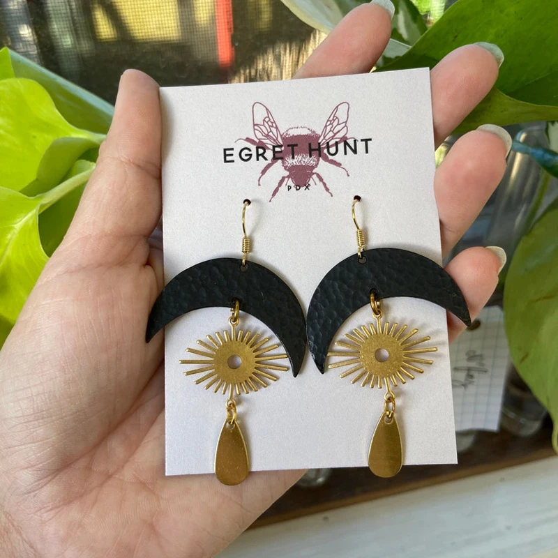 

Женские серьги-подвески в виде черного полумесяца, золотого цвета