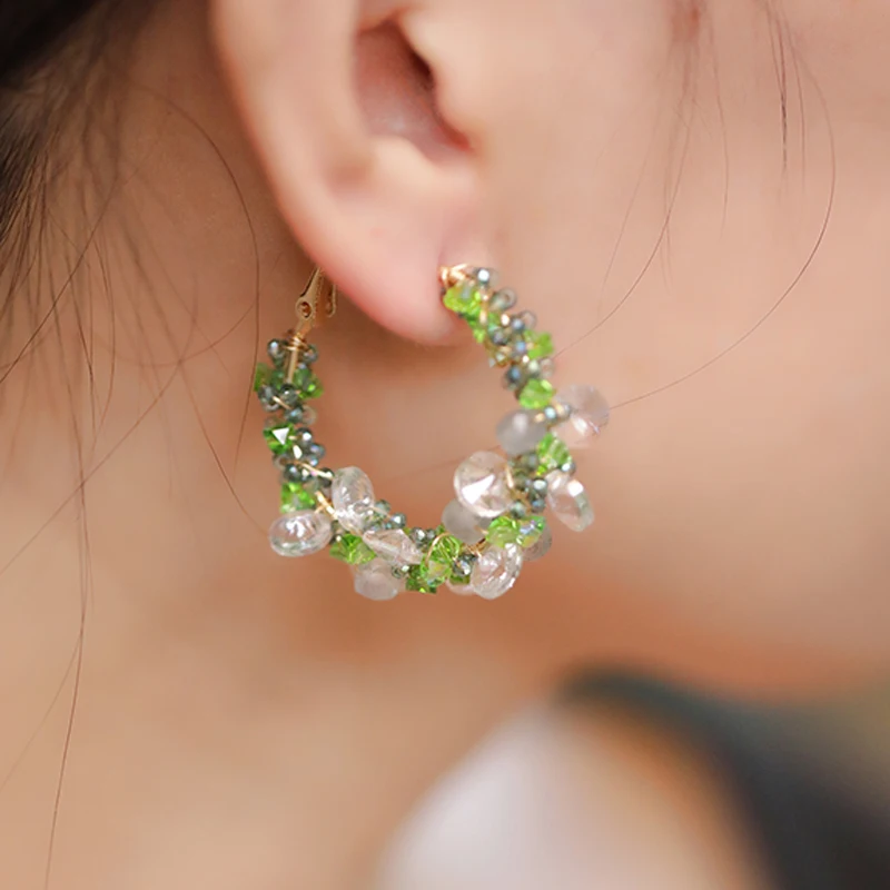 

Женские серьги-кольца ручной работы с натуральным кристаллом