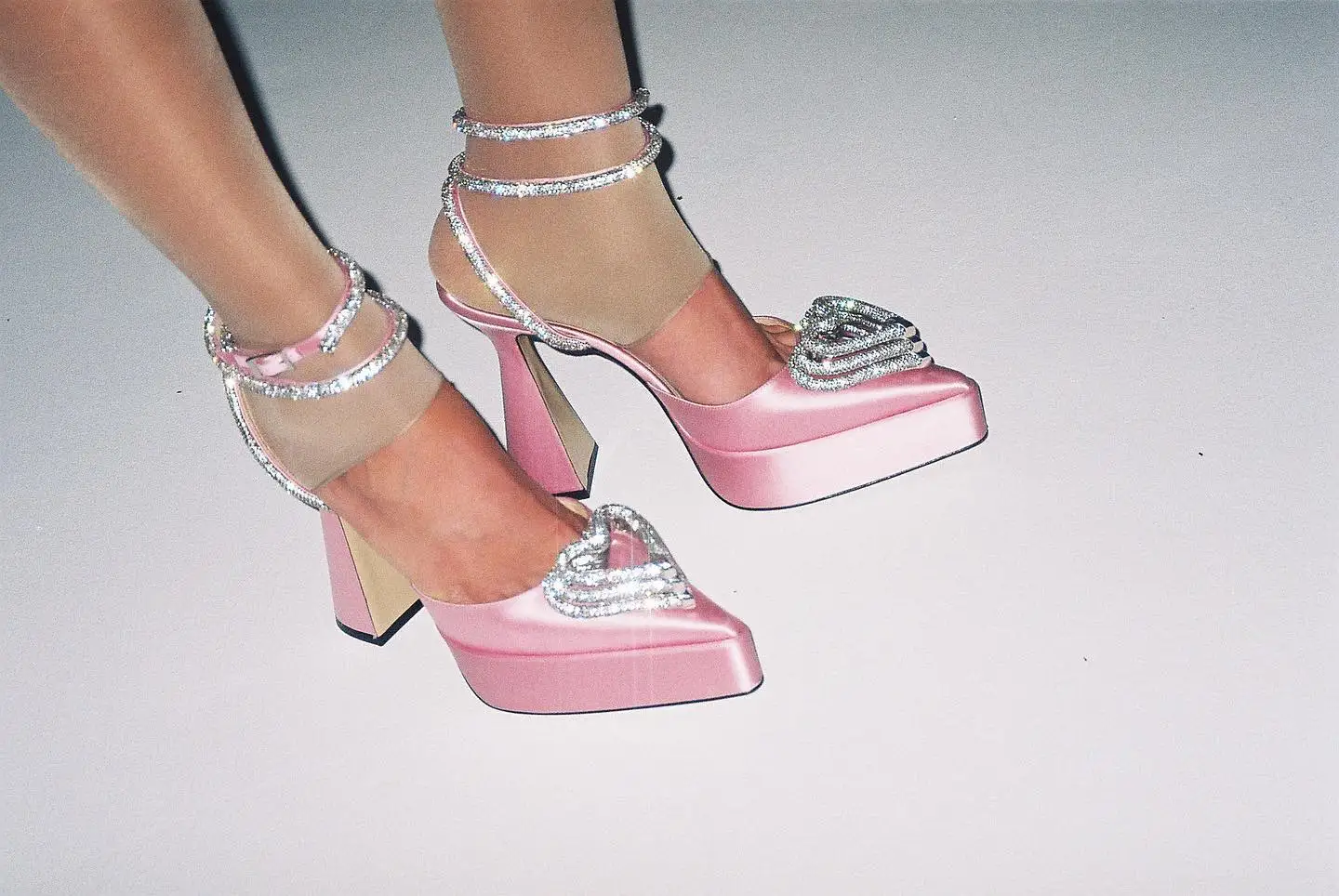 

Босоножки с острым носком и ремешком на щиколотке