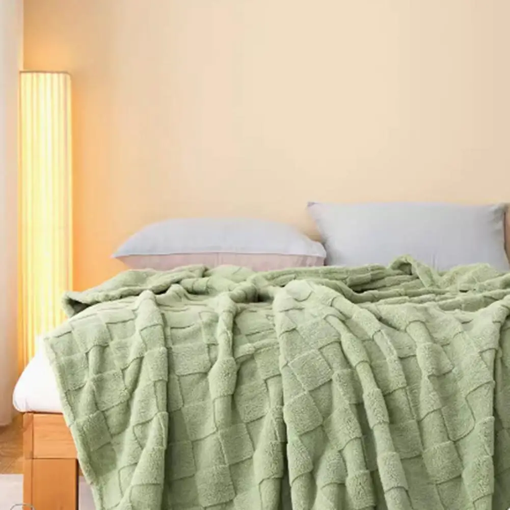 Теплосберегающее пушистое одеяло удобное легкое плюшевое для дома путешествий