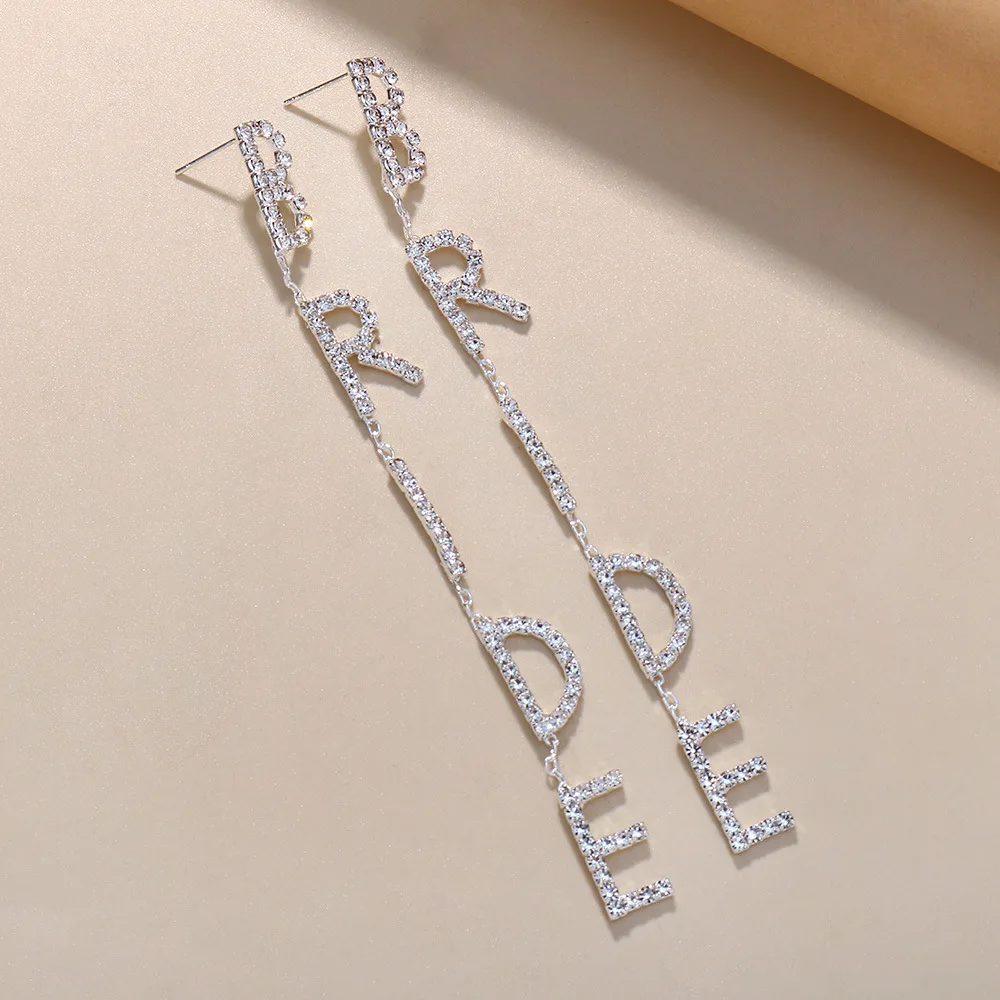 Блестящие женские серьги-подвески с буквами