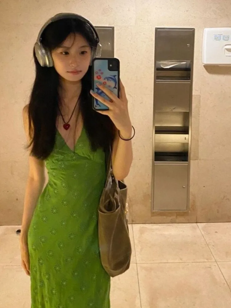 Женское винтажное платье с принтом зеленое без рукавов V-образным вырезом