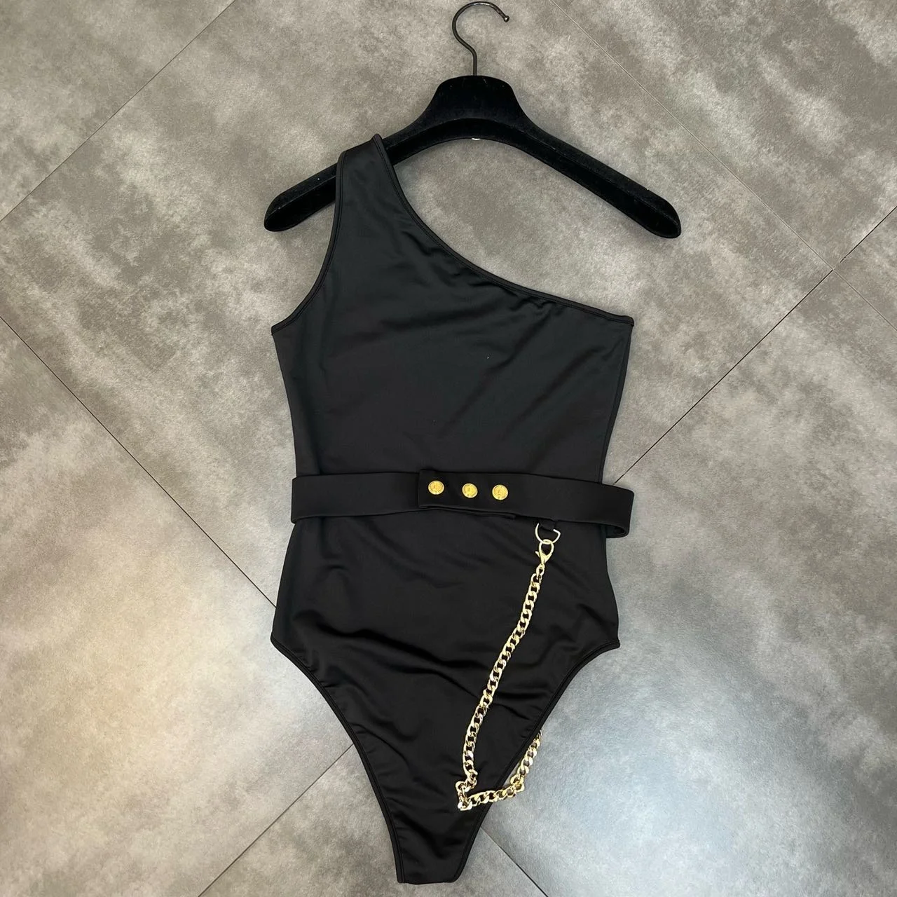 

2022 Summer New Arrivals Sleeveless Single Shoulder Metal Chain Letter Belt Sexy Black Slim Bodysuits Women