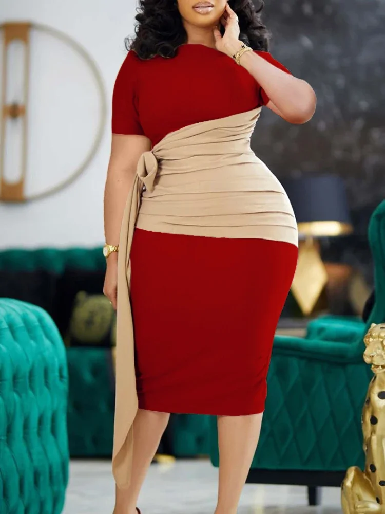 Сдержанное женское элегантное вечернее платье с поясом и складками в стиле