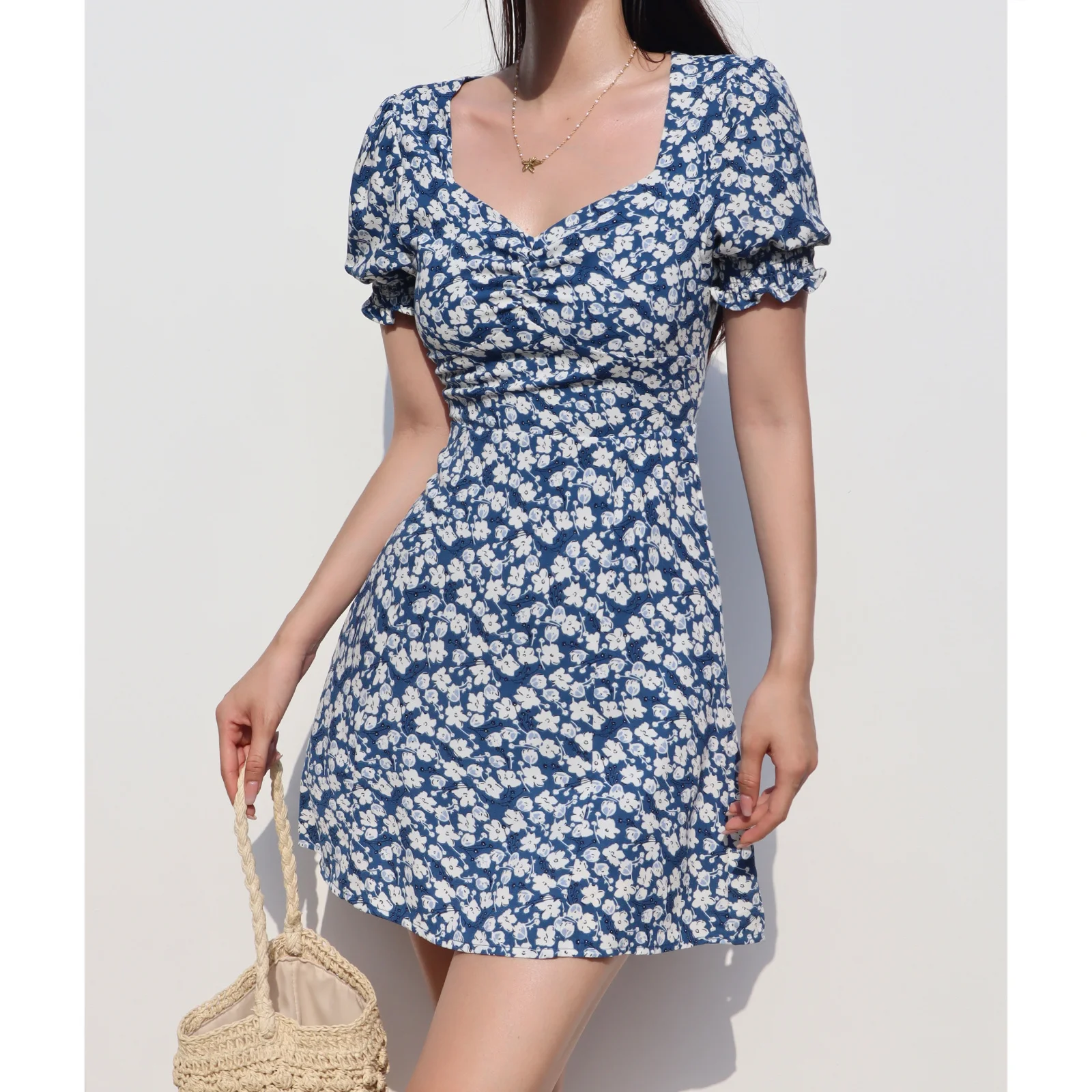 

Романтичное платье для девушек во французском стиле, Новинка лета 2023, привлекательное облегающее праздничное платье с квадратным вырезом и ароматизированными цветами, короткое платье для отдыха