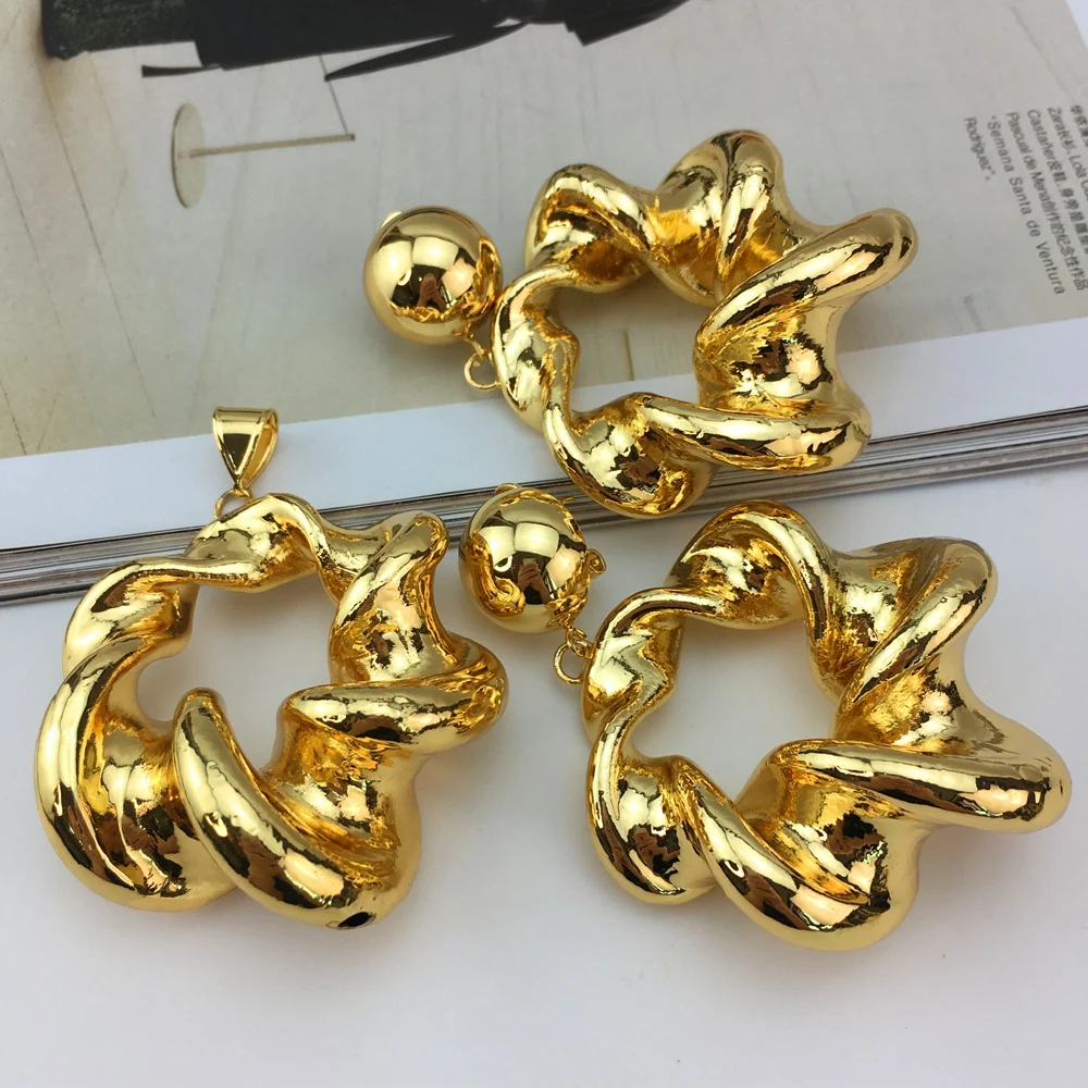 Женский ювелирный комплект из колье и серёг с покрытием 18-каратного золота