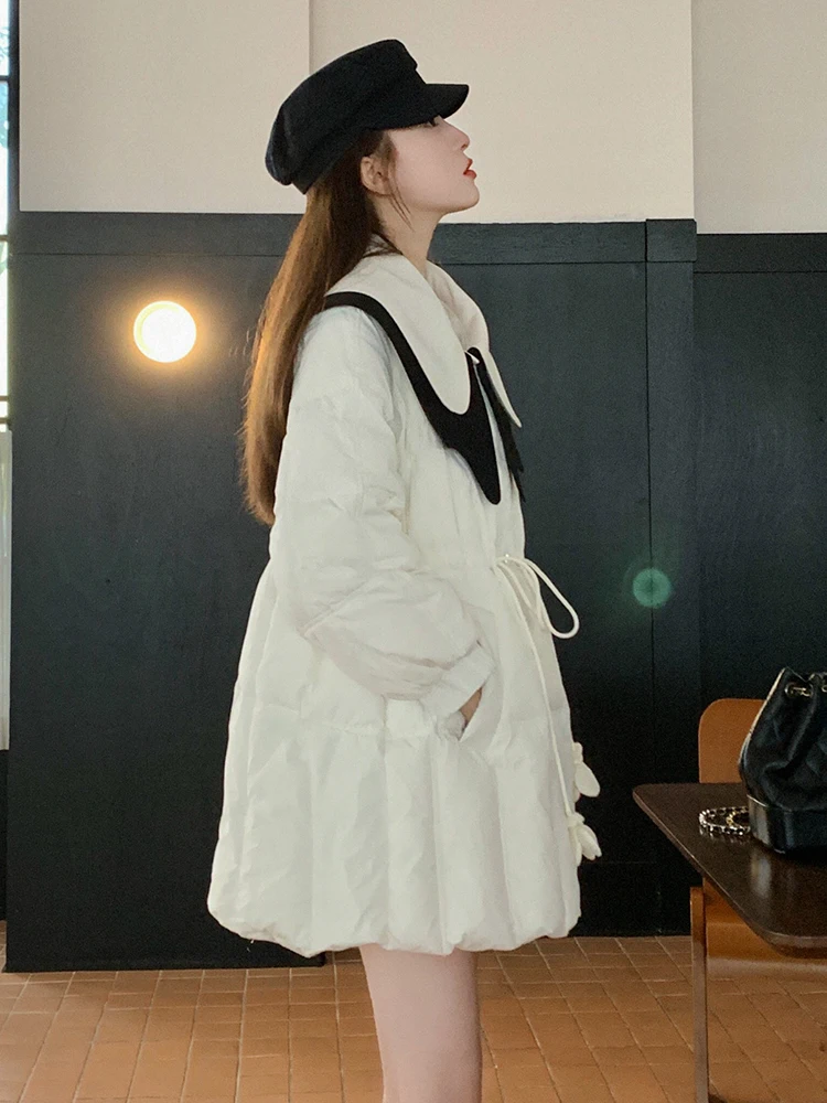 Женский пуховик средней длины новинка зимы 2024 облегающий талию маленький дизайн