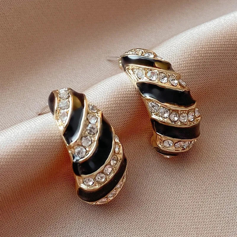 

Vintage Inlaid Rhinestone Stripe Geometric C-Shaped Earrings for Women Fashion Temperament High-End Earrings 2022