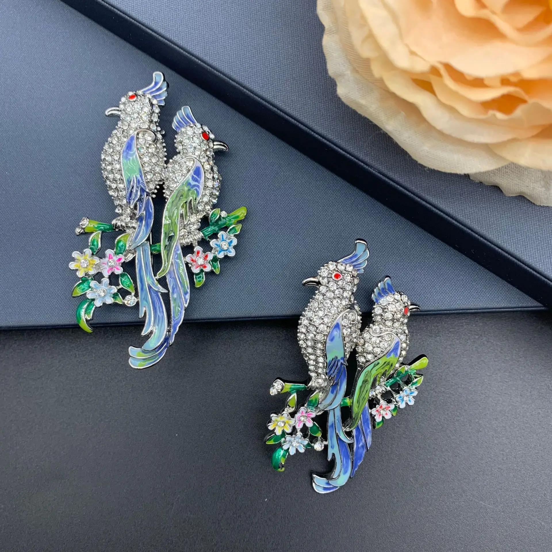 

Fashionable and versatile commuting style bird flower shaped brooch