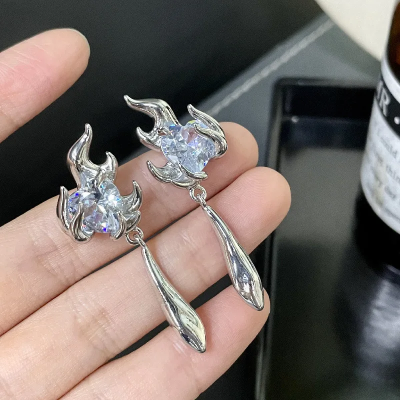 

Niche Design Sense Silver Love Zircon Earrings Flame Modeling Sweet Cool Cold Wind Ear Stud