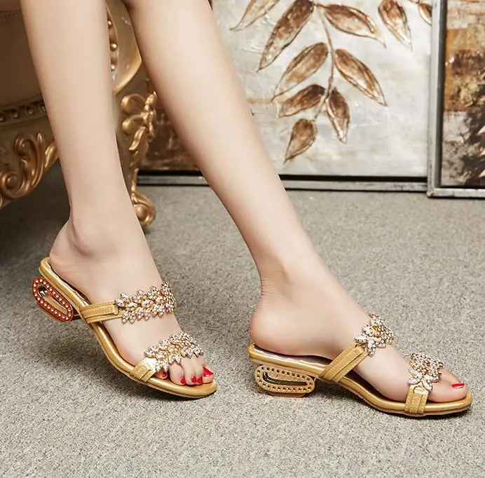 

Новинка 2023, Летняя женская обувь, модные сандалии на низком квадратном каблуке, металлические декоративные Нескользящие удобные сандалии для женщин