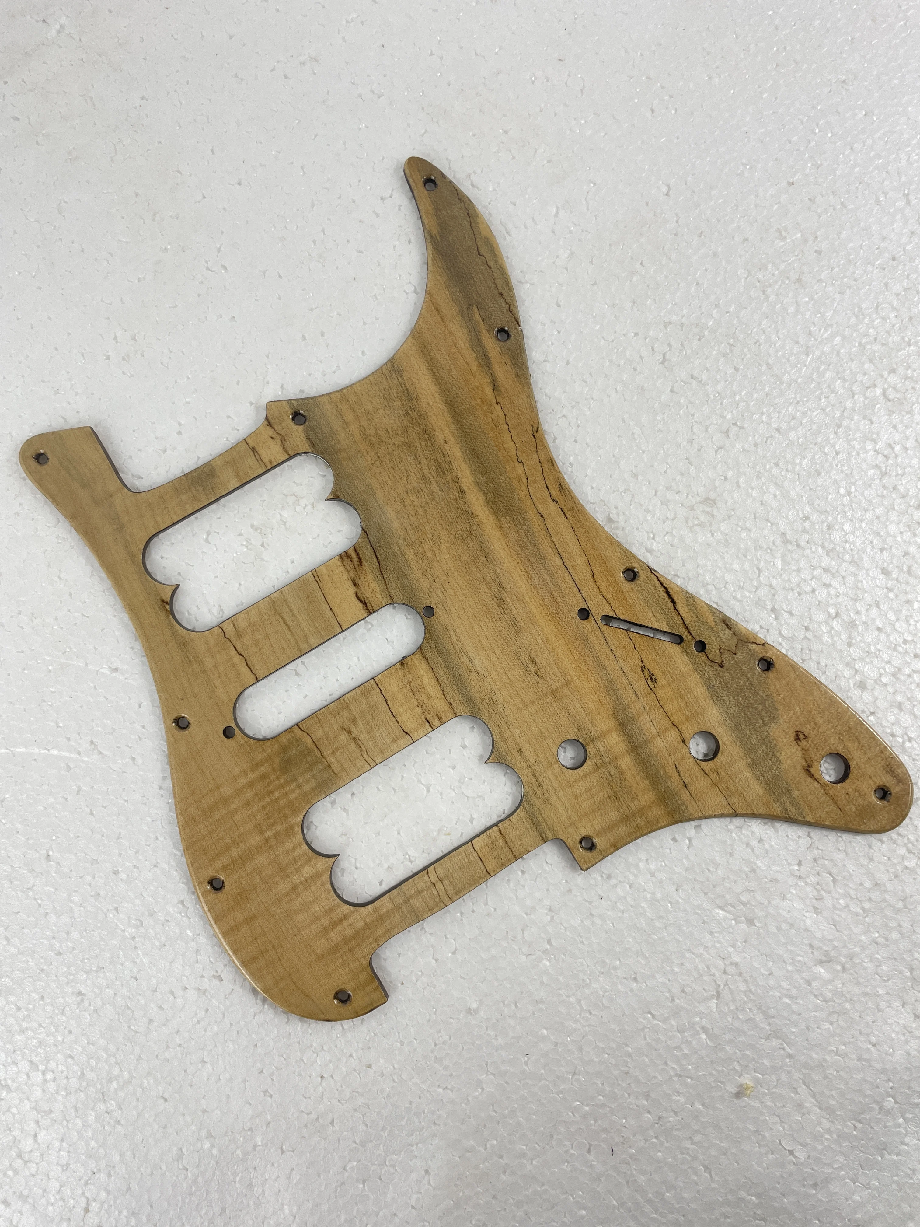 

Новый деревянный скребок с 11 отверстиями HSH для защиты гитары из огненного клена Отправляем винты. Деревянная защита используется для замены электрогитары. On