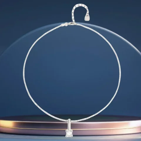 Серебристо-белое ожерелье с кристаллами