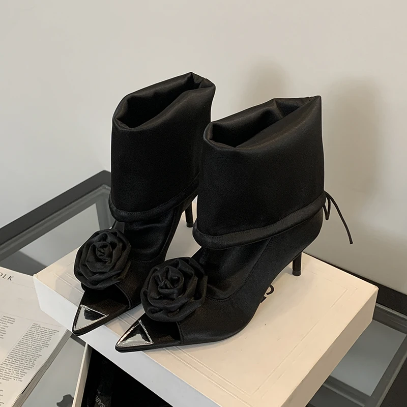 Женская обувь на низком каблуке осенняя черная с открытым носком и цветочным