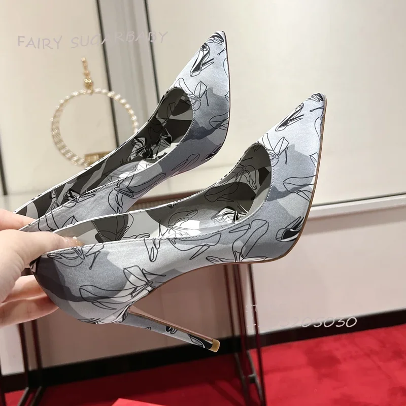 Женские разноцветные атласные туфли-лодочки с граффити серые белые шелковые