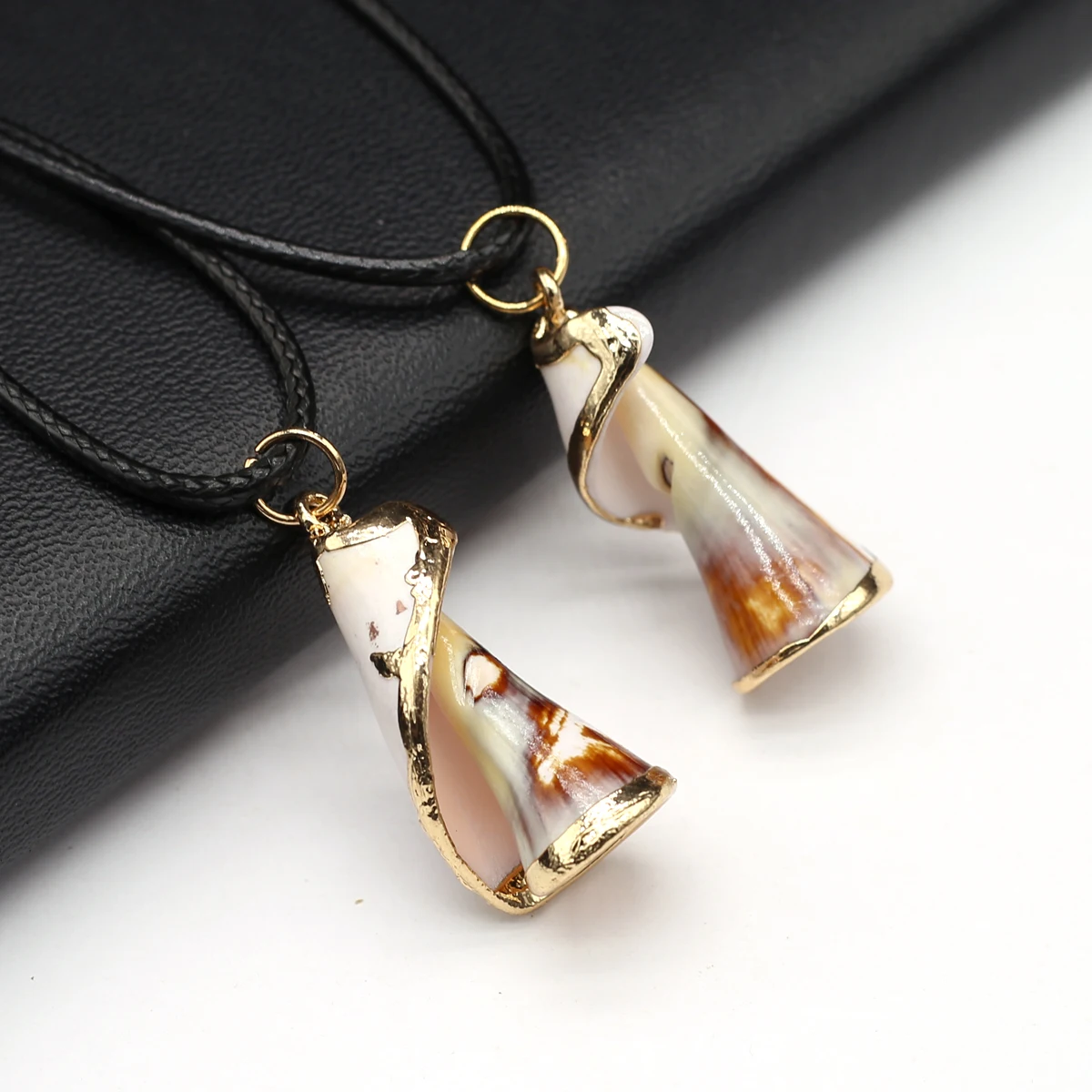 

2 Pcs Natural Shell Pendants White Conch Pendant Necklace with Long Wax Thread Jewelry Charms for Making Gift
