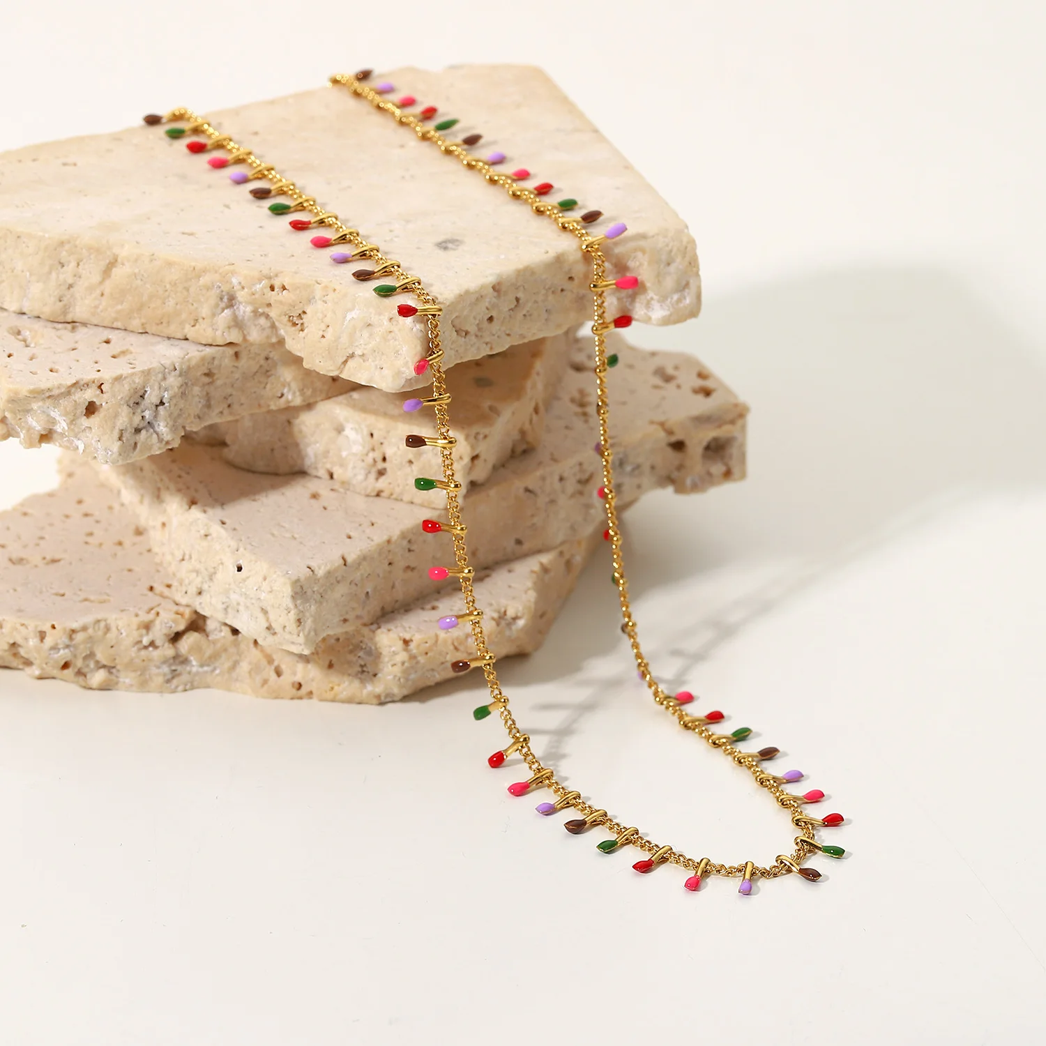 Ожерелье из нержавеющей стали с разноцветной эмалью и кисточками