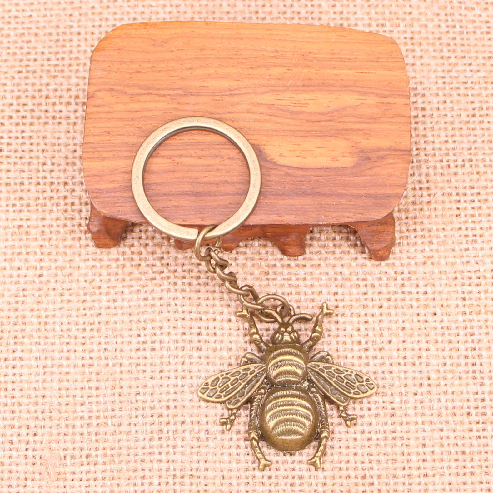 

20pcs New Fashion Keychain 40x38mm bee hornet Pendants DIY Men Jewelry Car Key Chain Ring Holder Souvenir For Gift