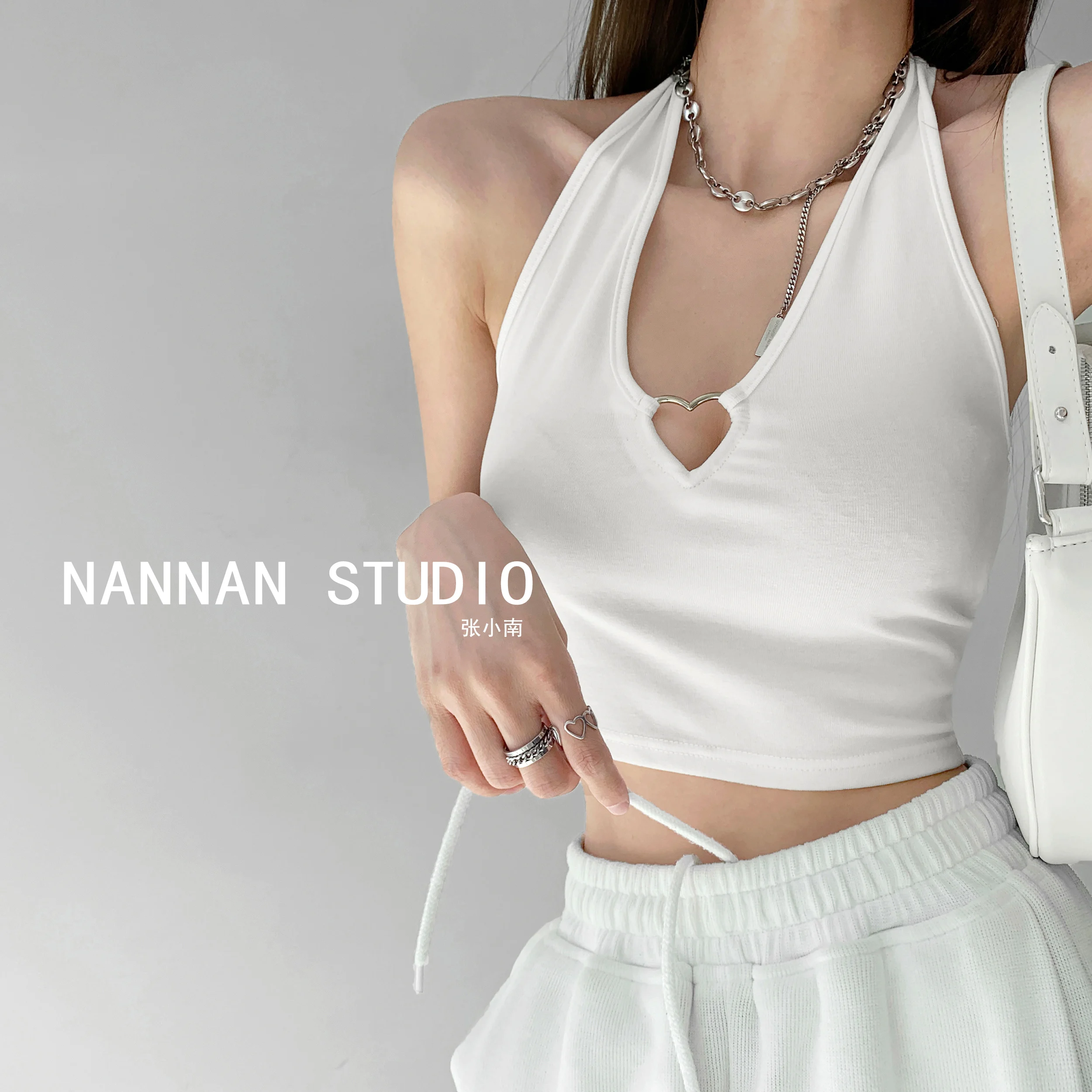 Летняя популярная женская майка с металлическими сердечками вырезами лямкой на