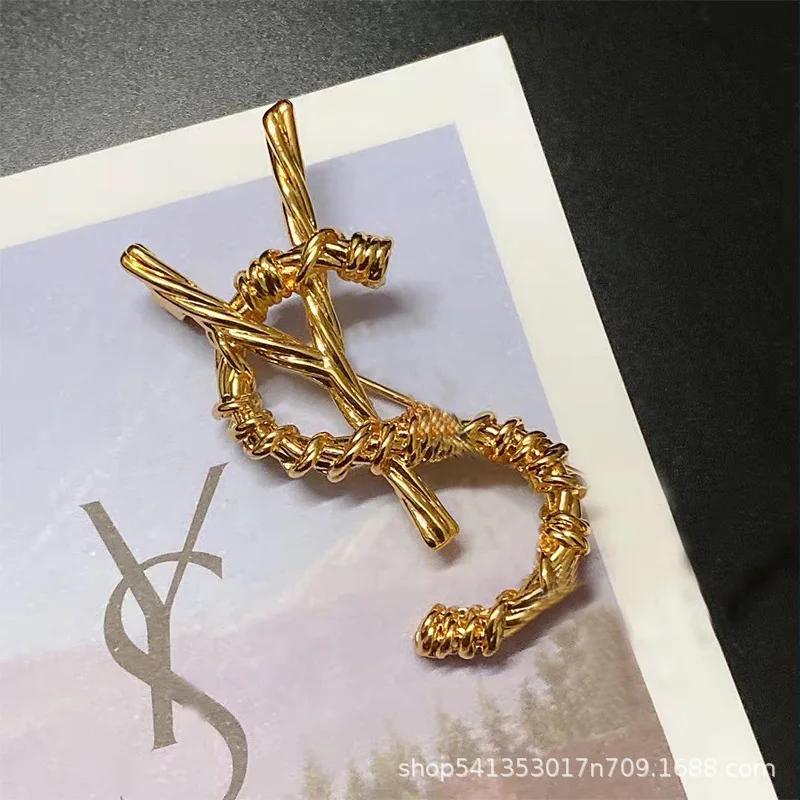

Women Men Letter Brooch Copper Alloy Gold Color English Alphabet Metal Pins Temperamental Jewelry Accessories Christmas Gift