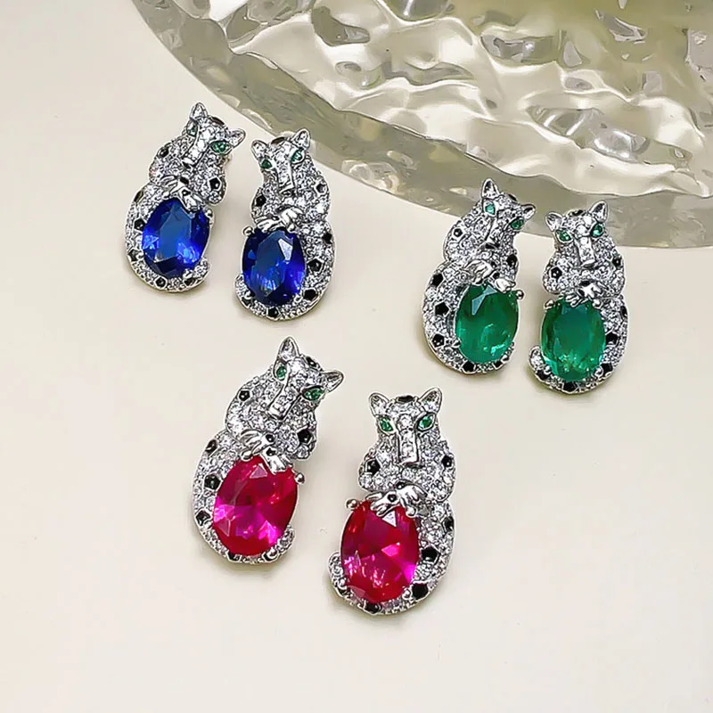 

Foydjew Fashion Retro Leopard Design Silver Color Earrings Simulation Emerald Pigeon Blood Red High Carbon Diamond Stud Earring