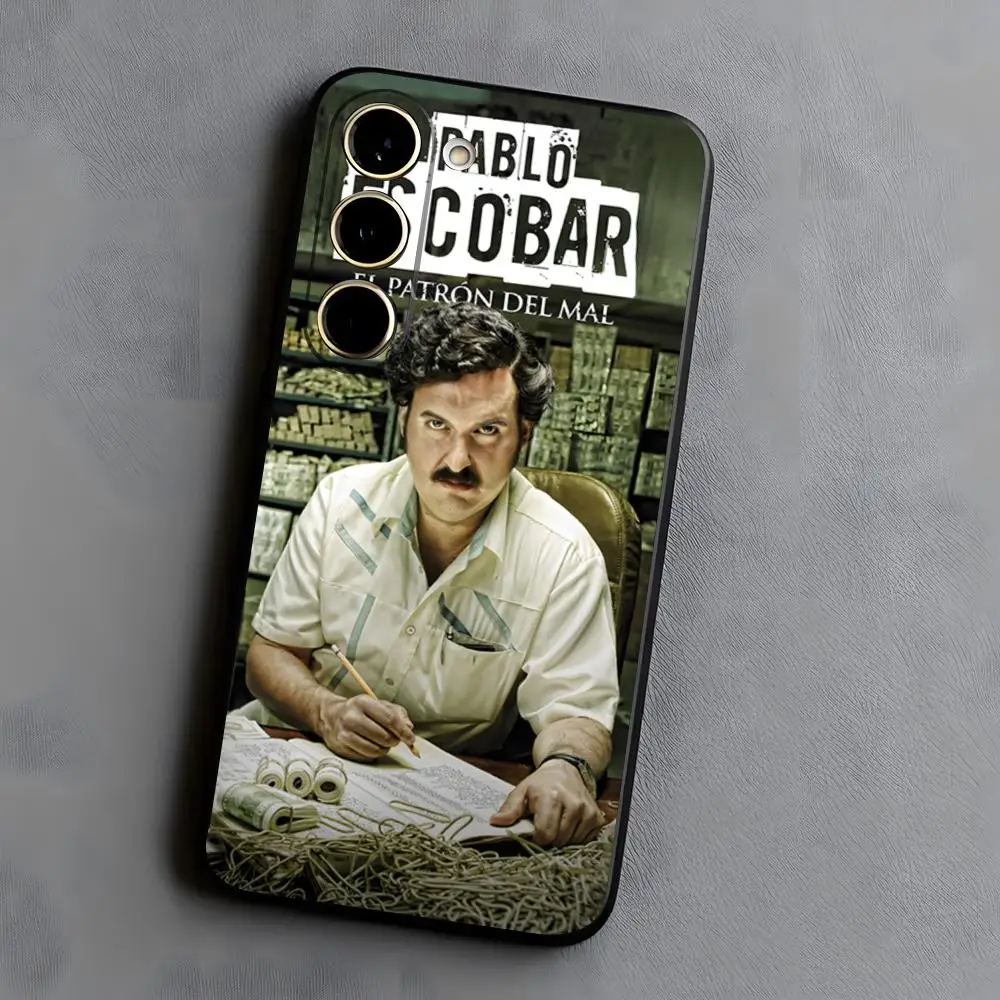 Фото Чехол для телефона с изображением Пабло Эскобара из сериала «Наркос» для Samsung A57 A37 A17 A56 A36 A26 A16 A25 A35 A55 A34 A24 A54, черный, мягкий корпус №3