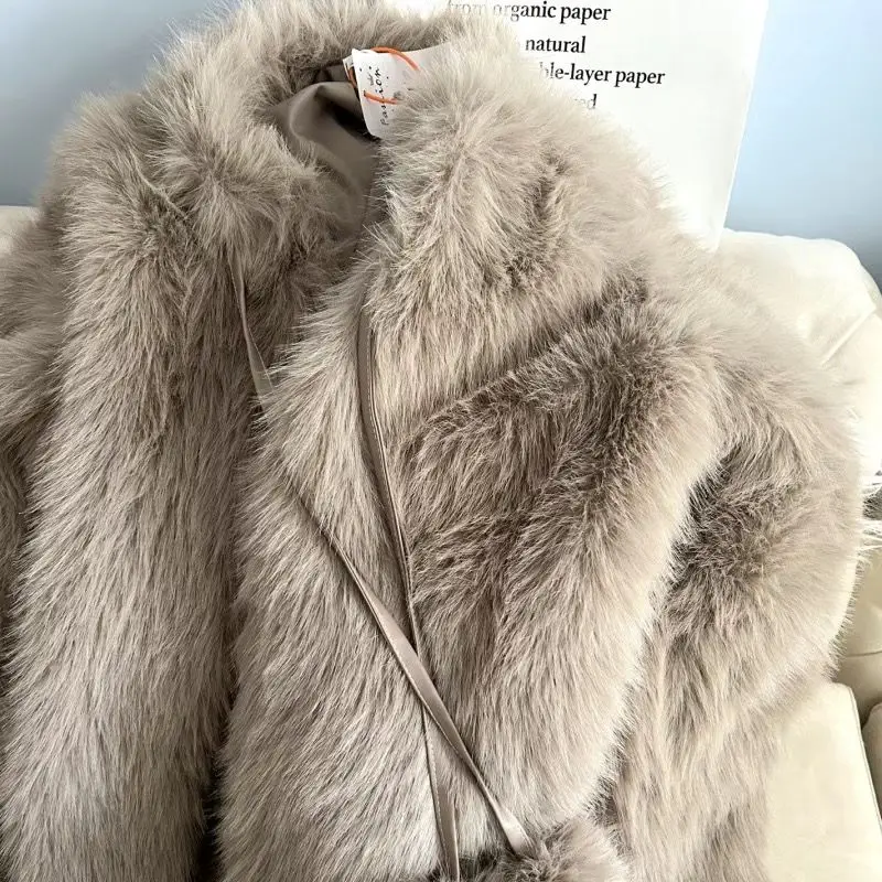 Новое пальто из искусственного лисьего меха и травы. Популярное среди молодых