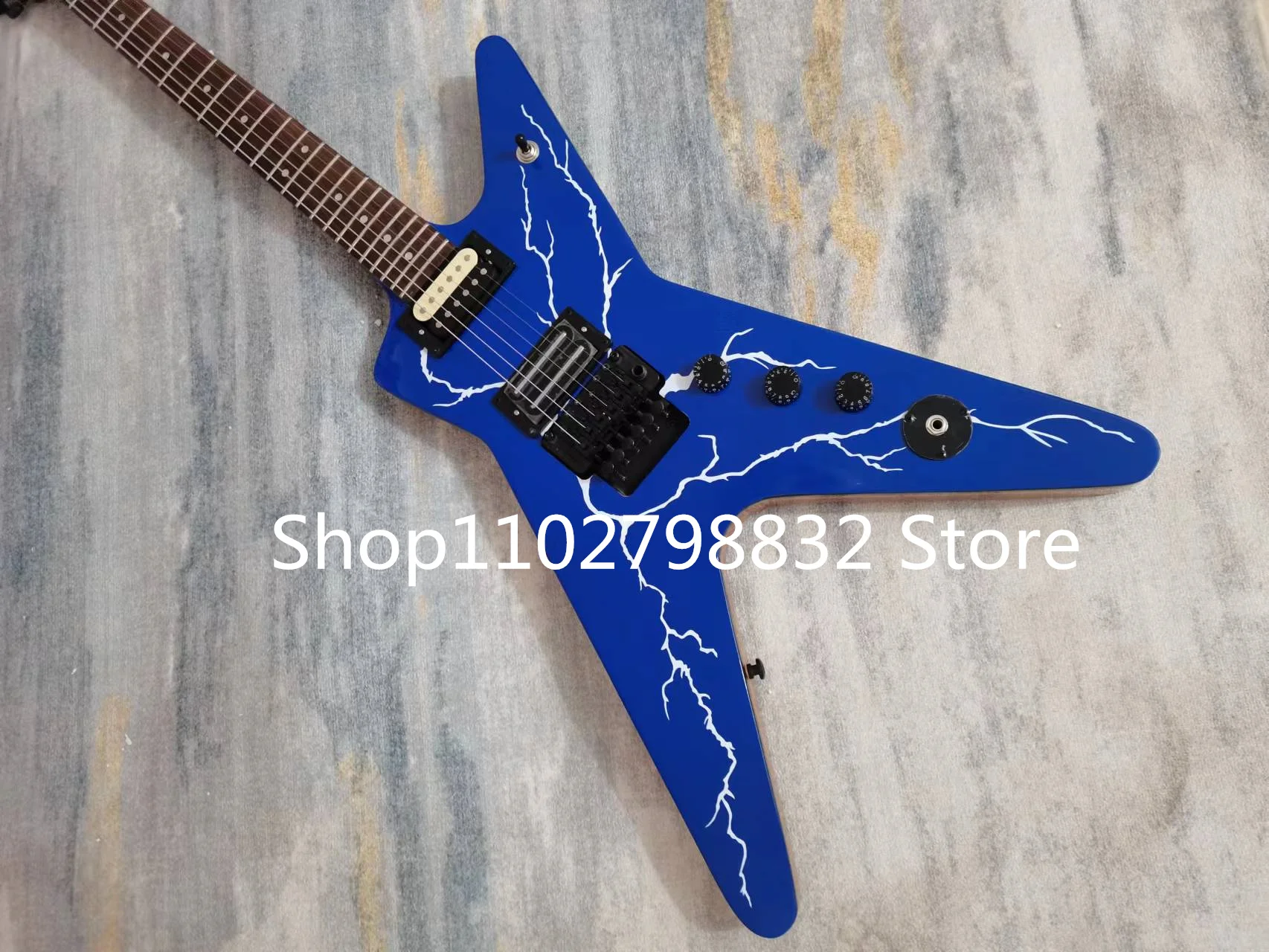 

6-string guitar, rosewood fingerboard, tremolo system, seller to bear shipping costs
