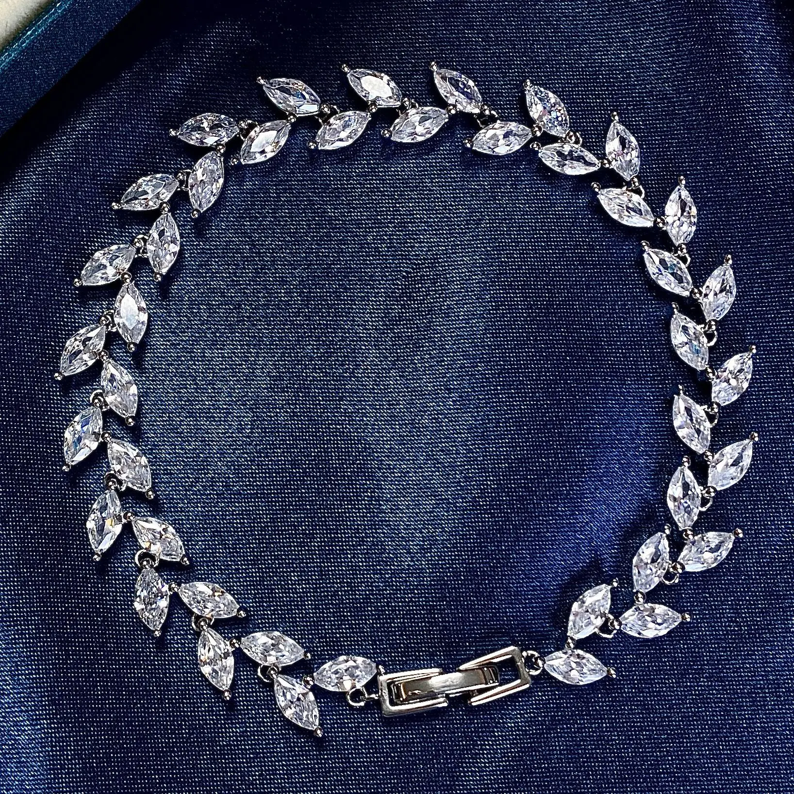 

The New 925 Sterling Silver Bracelet Delicate Hand Inlaid With Flowers And Leaves Looks Retro Simple In Bangles For Women